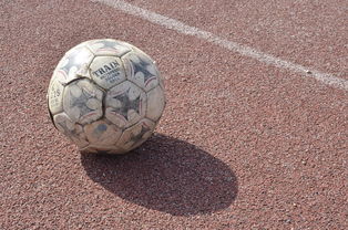 爱游戏综合娱乐-竞技与娱乐：多元化发展推动足球持续火热，竞技体育 足球